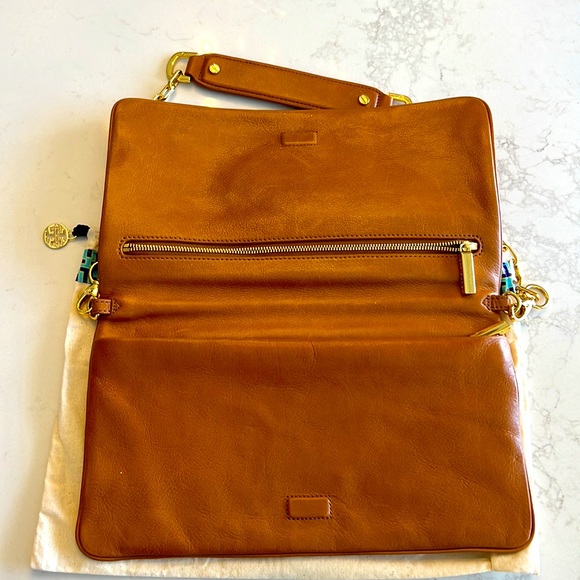 Authentic Tory Burch envelope shoulder or clutch bag with gold chain. New - Picture 3 of 5